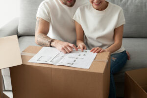 Par som tittar på guide inför flytt