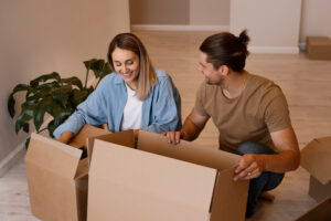 Två personer som packar flyttlådor